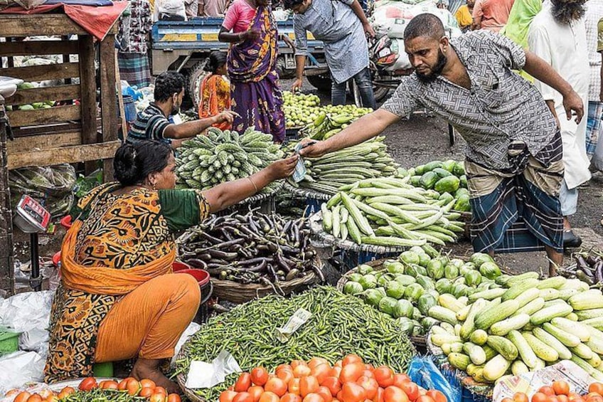 Un marché animé où l’on peut trouver une grande variété de légumes, comme des tomates, des concombres et des haricots verts. 5