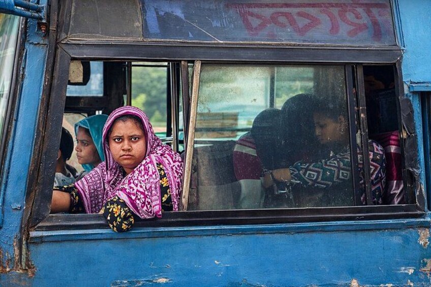 Un autobus bleu avec des passagers à l’intérieur. 4