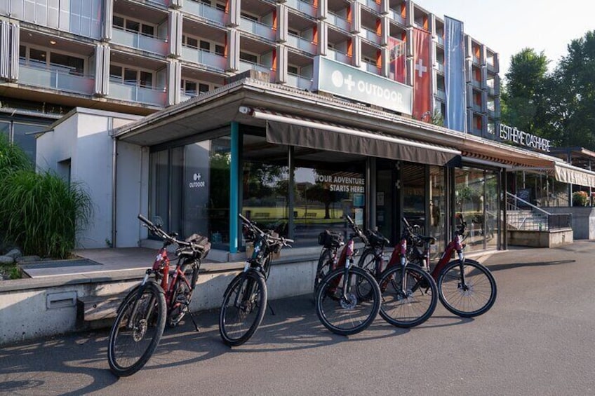 Un edificio con un cartel que dice "OUTDOOR" y "ESTHEE CASINO". Hay bicicletas estacionadas en la parte delantera. 5
