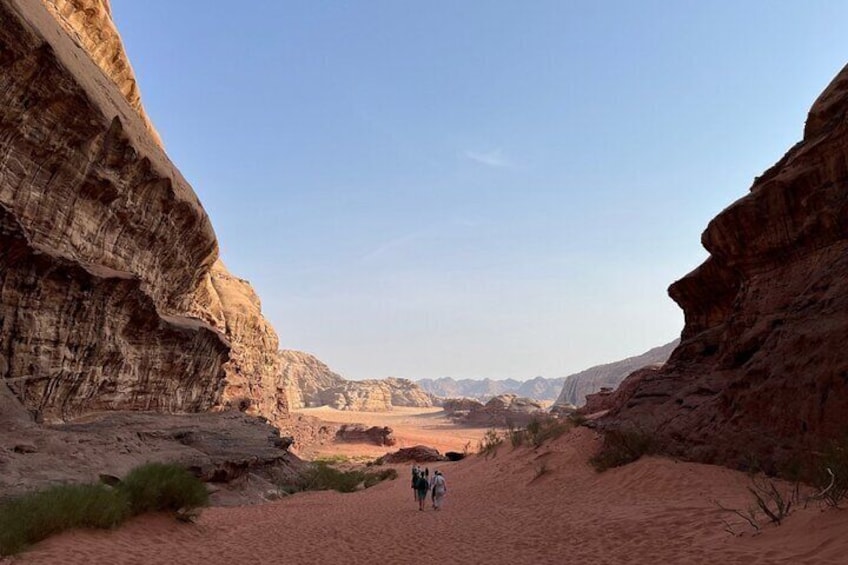 Un canyon stretto con pareti di arenaria rossa e cielo sereno. 1