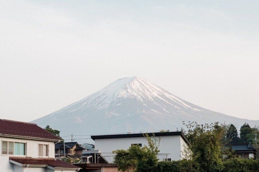 Une montagne enneigée, avec des maisons au premier plan. 2