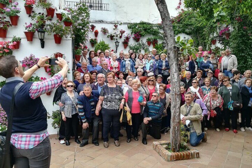 Un grupo de personas reunidas al aire libre, algunas tomando fotos. 3
