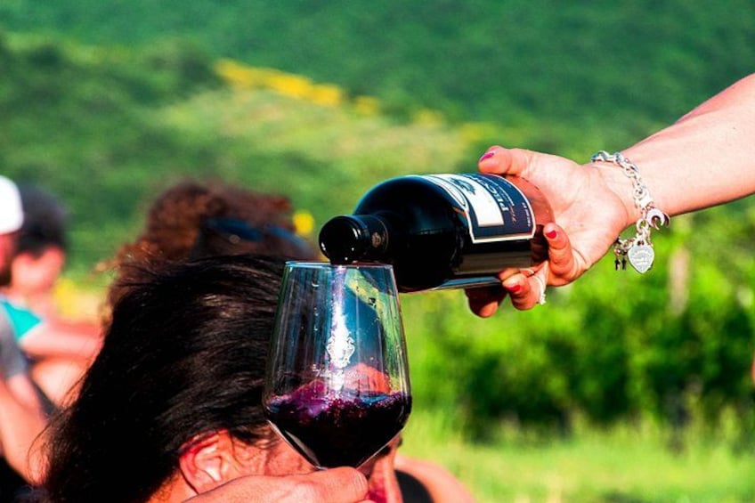 Une personne verse du vin dans un verre que tient une autre personne. 2