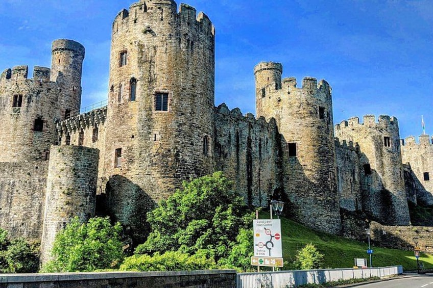 Un château historique doté de nombreuses tours et de créneaux. 4