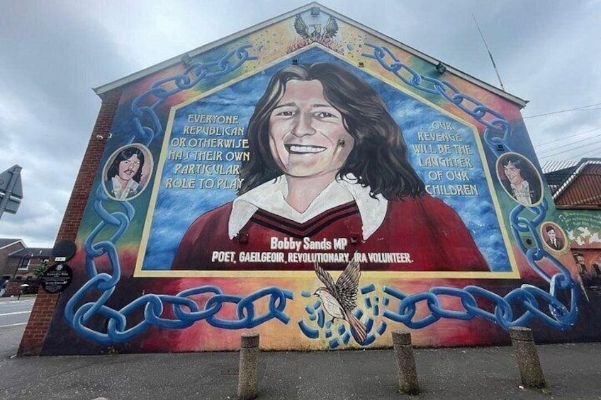 En mural på en bygning med et portræt og tekst. 2