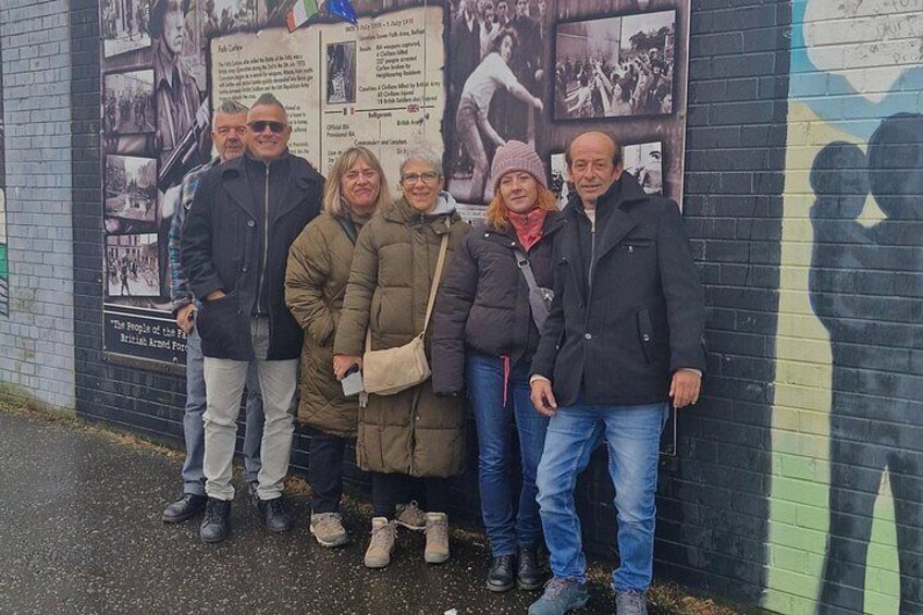 Private Belfast Black Taxi Tour in a luxury minivan 2
