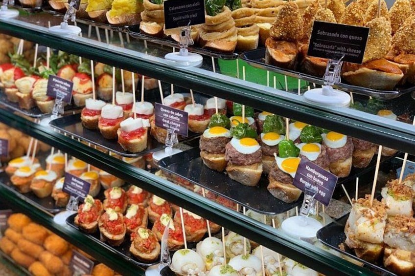Variedad de productos alimenticios exhibidos en una tienda, entre ellos aperitivos y bocadillos. 2