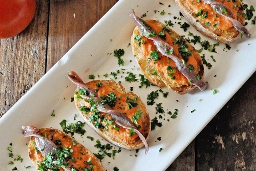 Un plato de pescado relleno con hierbas. 1