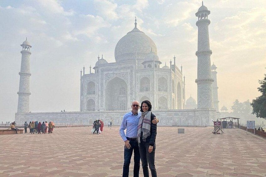 Taj Mahal Couple Photo 1