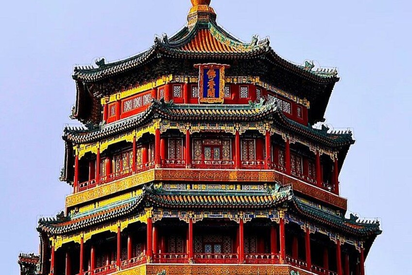 Un edificio chino tradicional de varios niveles, con detalles ornamentales en rojo y dorado. 2