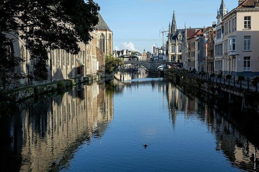 Les Canaux et la Lys: Walk along the river, here at the foot of the castle walls. 3