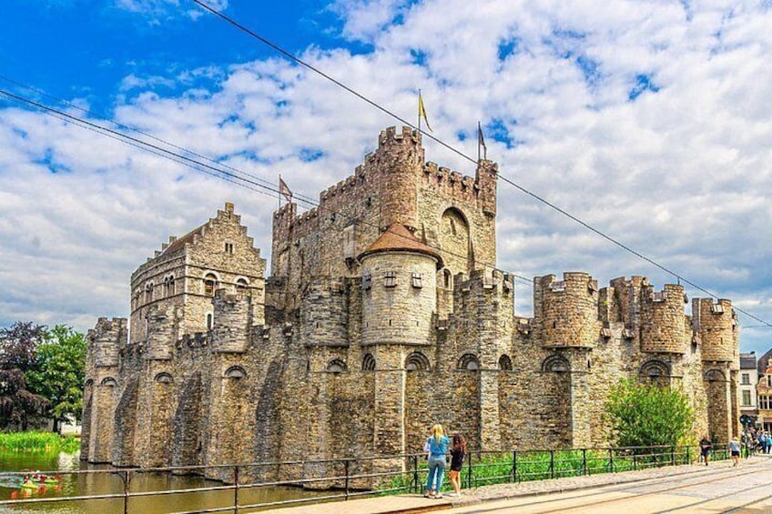 Castle of the Counts (Gravensteen): The imposing medieval fortress in the middle of the city. 4