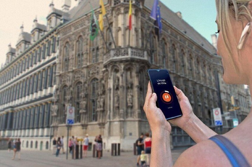 Visit of Ghent in freedom: In front of the magnificent Gothic facade of the City Inn (Stadhuis). 5