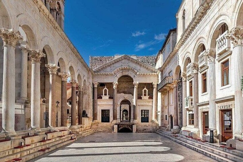 Une cour d’architecture classique, avec des colonnes et des arcades. 3