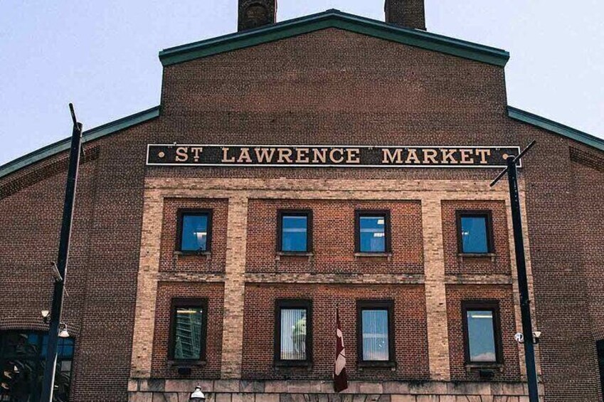 En byggnad av tegel med en skylt som visar texten ”St. Lawrence Market”. 1