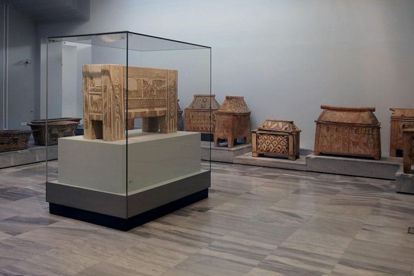 En museumsudstilling med gammelt keramik og en glasmontre. 2