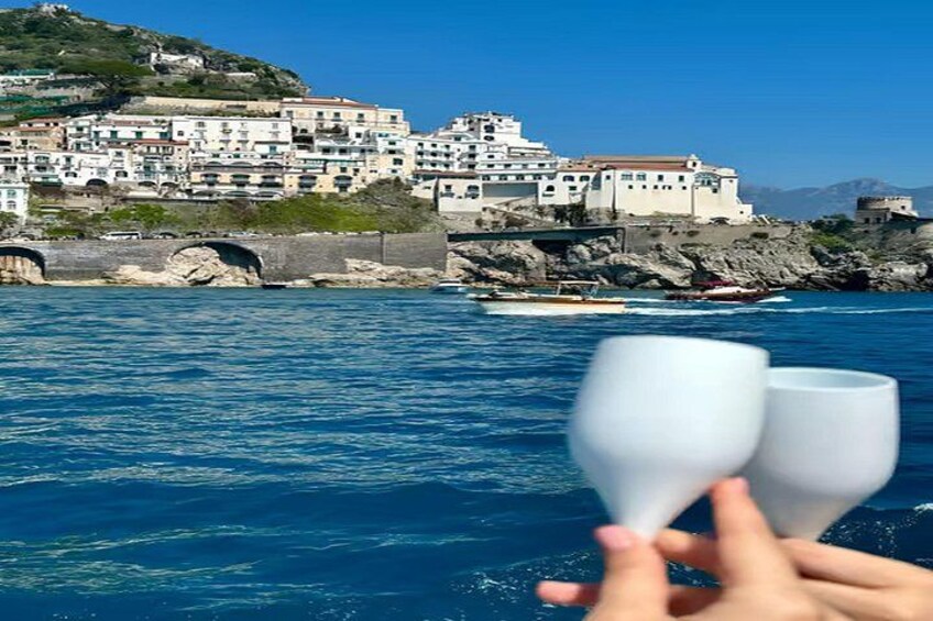 Un pueblo costero con edificios en una colina, un puente y el mar. 5