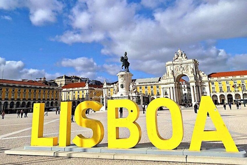 The word 'LISBOA' in large yellow letters, a statue, and a historic building with arches. 1