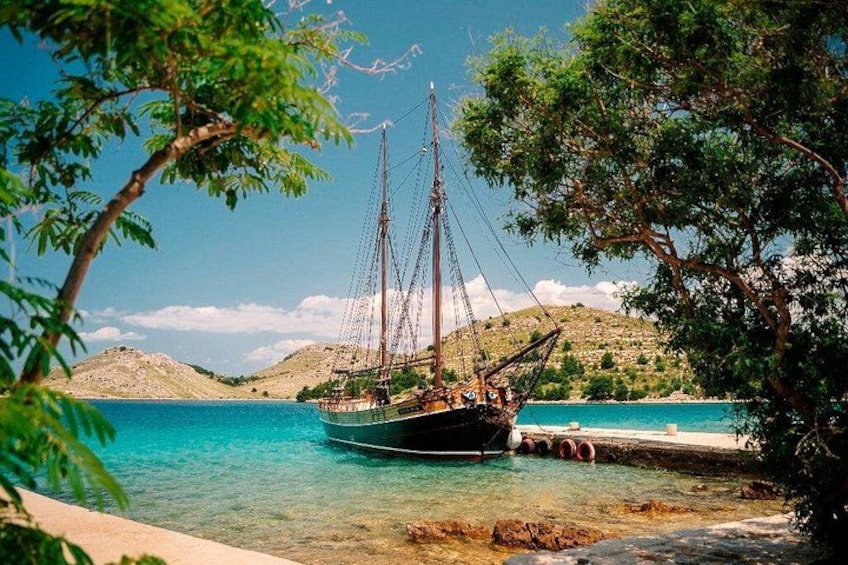 Zadar: Traditional Boat Tour with Unlimited Wine and 3 Stops 1