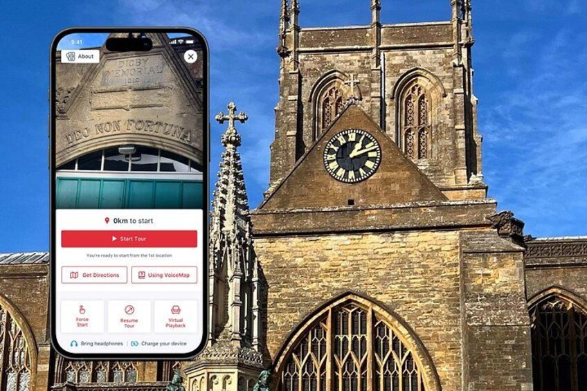 En smartphone der viser en kortapplikation, med en kirke i baggrunden. 1