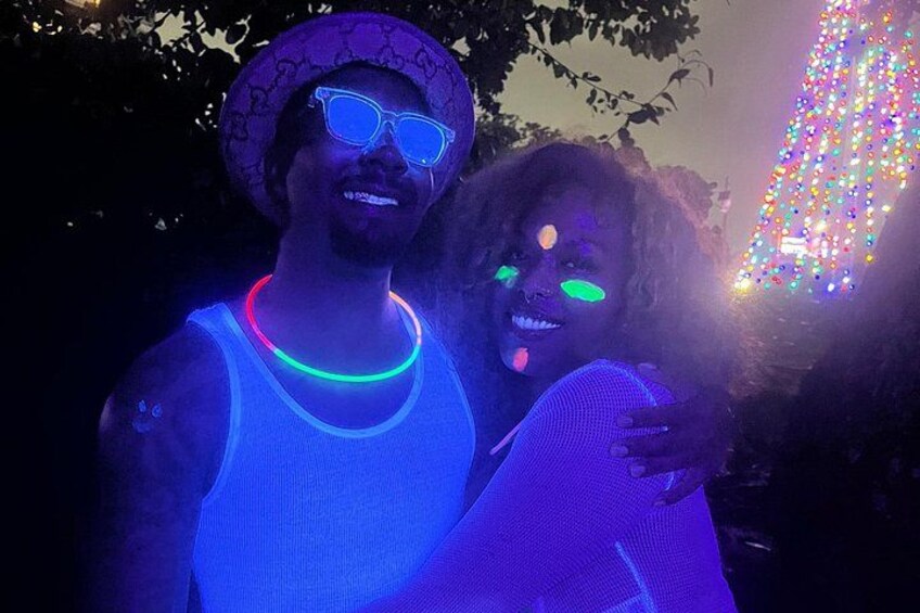 Due persone con accessori luminosi in un ambiente esterno buio. 3