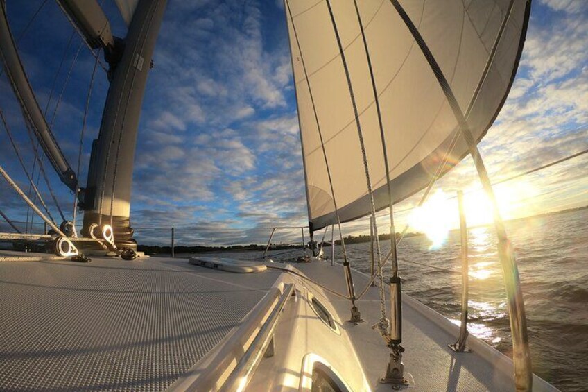 Un velero con cubierta iluminada por el sol y cielo despejado. 4