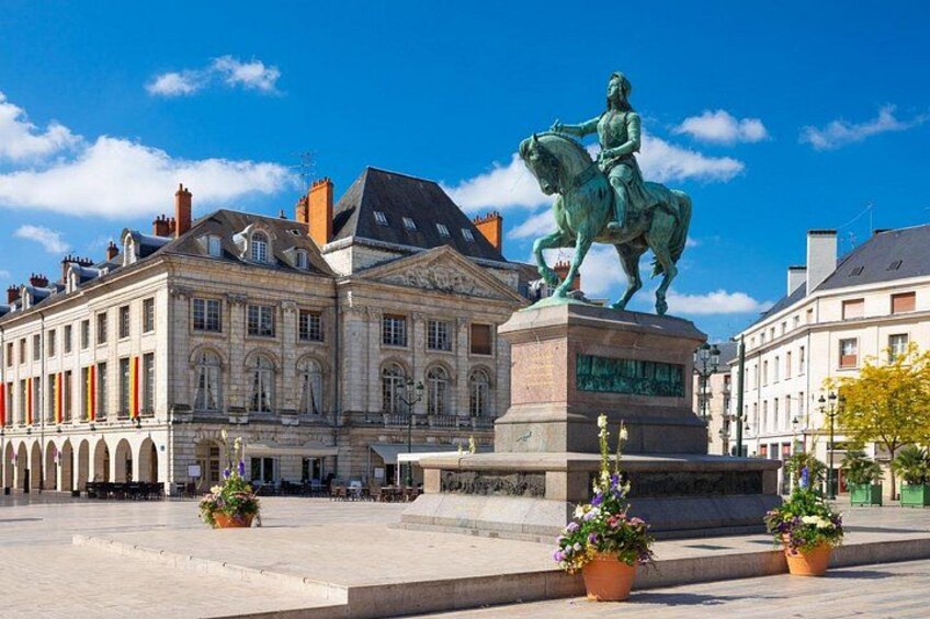 Place du Martroi: The monumental equestrian statue of Joan of Arc, liberator of the city. 4