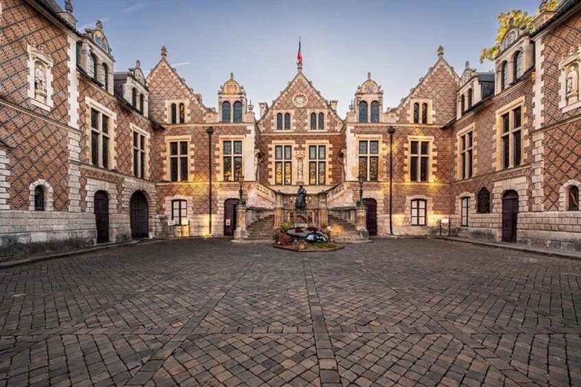 Inn Groslot: The red brick Renaissance jewel that welcomed the kings of France. 3