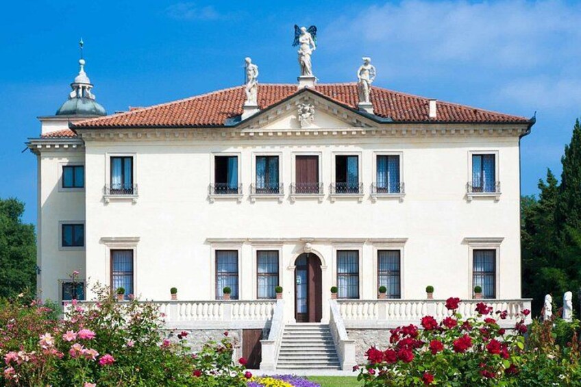 Guided tour among the Tiepolo frescoes at Villa Valmarana 1