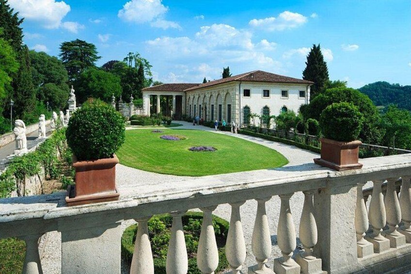 Guided tour among the Tiepolo frescoes at Villa Valmarana 5