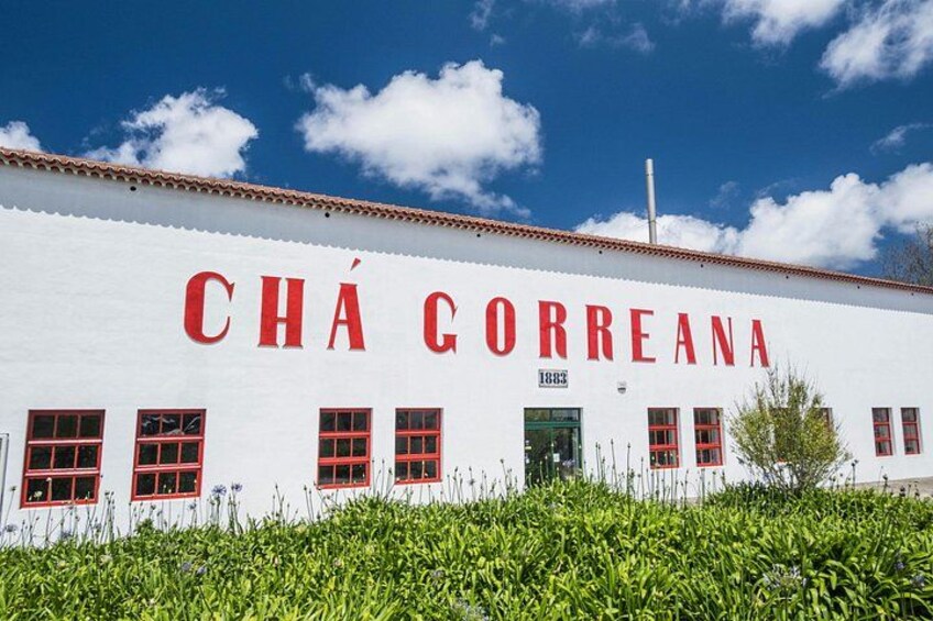 A white building with red windows and the name 'CHÁ CORREANA' in large red letters. 3