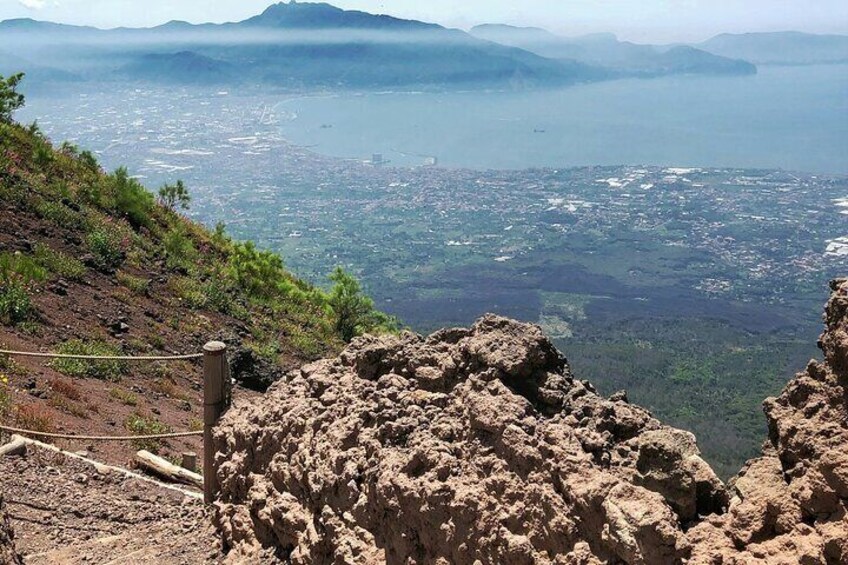 Terreno rocoso con vistas a una ciudad y una masa de agua al fondo. 2