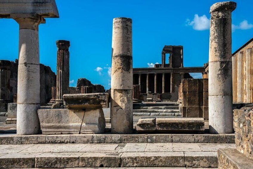 Antiguas ruinas con columnas y escalones. 4
