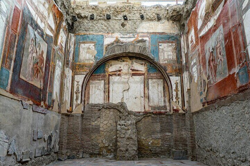 Un antiguo edificio romano con frescos y paredes de ladrillo. 5