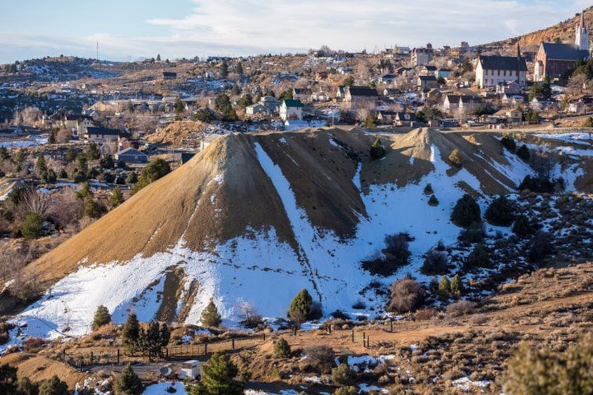 Un paisaje nevado con un pueblo al fondo. 3
