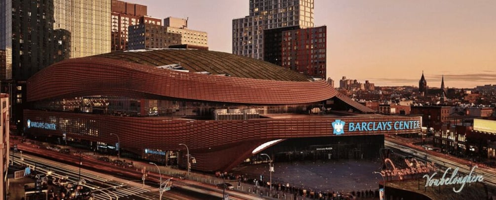Barclays Center-arenan i New York, med sitt karakteristiska, välvda tak och den omgivande stadsbilden. 2