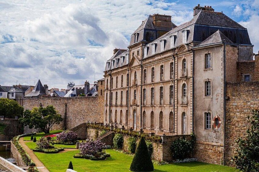 City Inn: The majestic Renaissance façade and the statue of the Constable of Richemont. 3