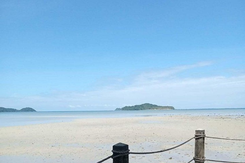 Ein Strand mit Holzzaun und Seilsperre. 2