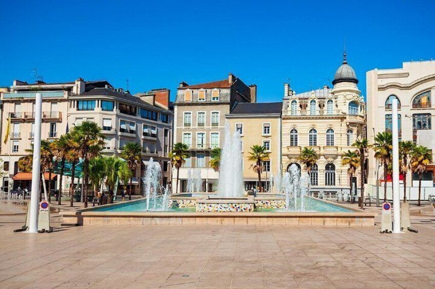 Place Clemenceau: The elegant heart of the city with its fountains and Art Deco architecture. 2