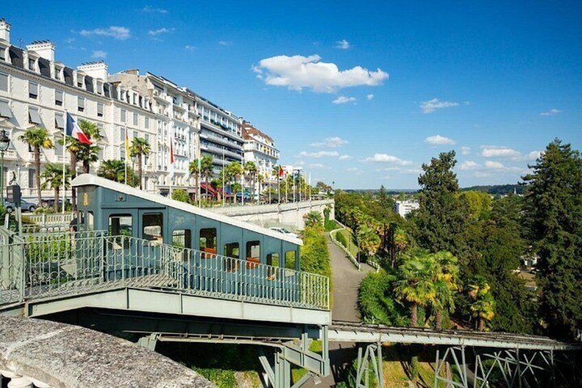 Pau funicular: The panoramic descent between Boulevard des Pyrénées and the train station, amidst palm trees. 4