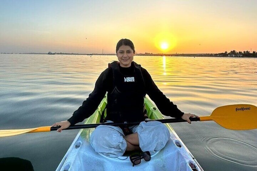 Una persona in kayak su acque calme al tramonto. 4