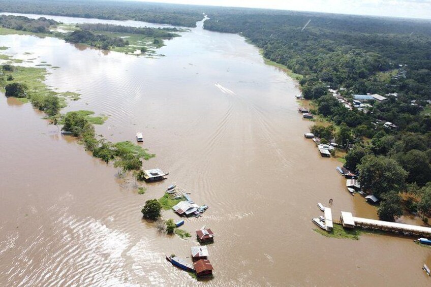 Un río crecido con barcos y un muelle. 1