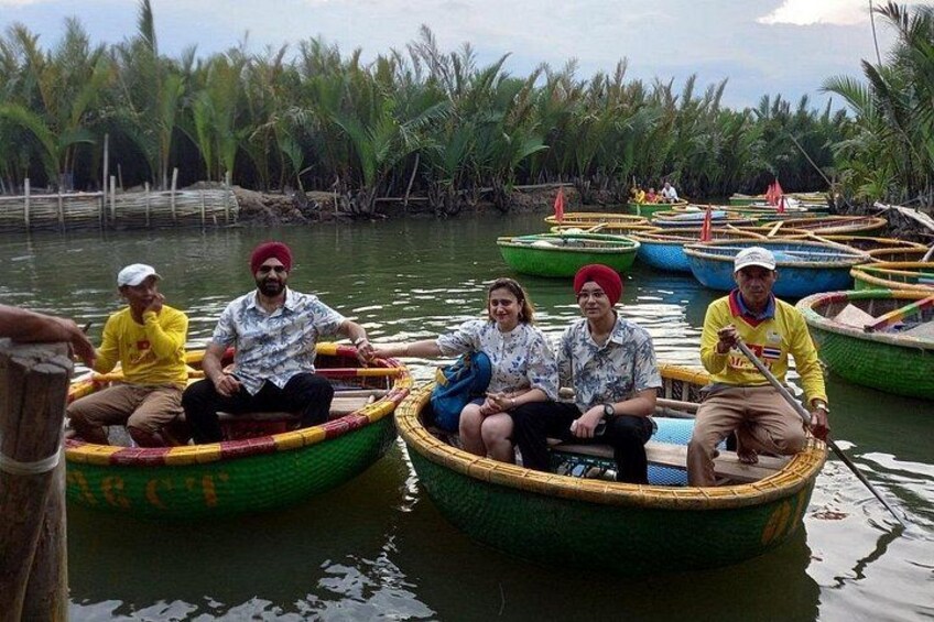 Mensen in een groene boot op een rivier, omringd door palmbomen. 5