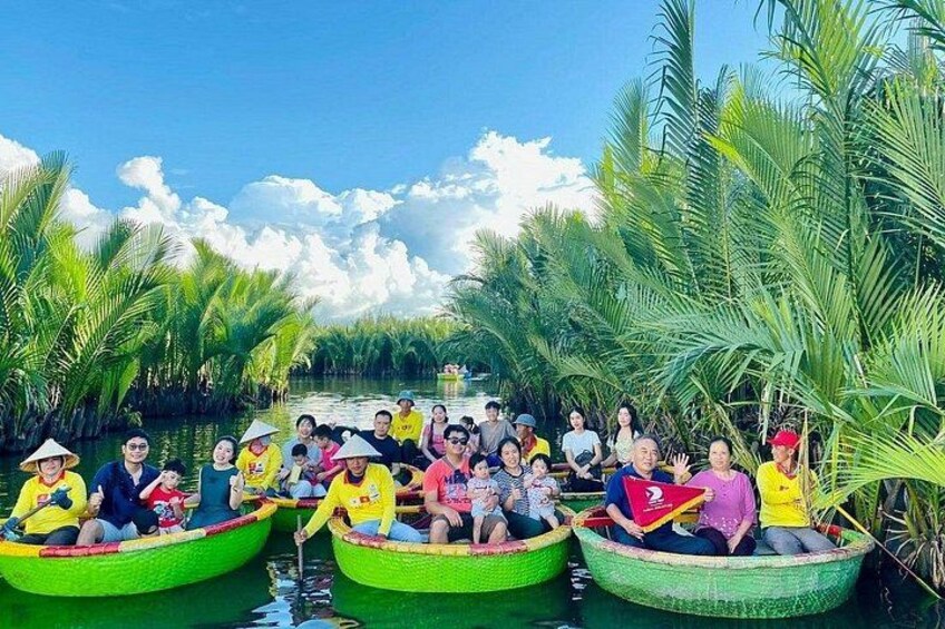 Een groep mensen in groene boten op een rivier, omgeven door palmbomen. 4