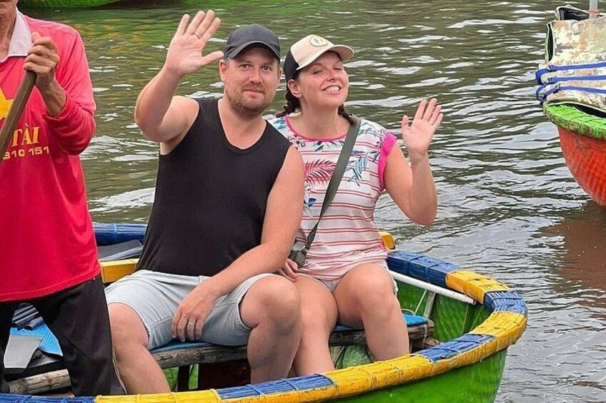 Twee personen in een boot zwaaien naar elkaar. 2