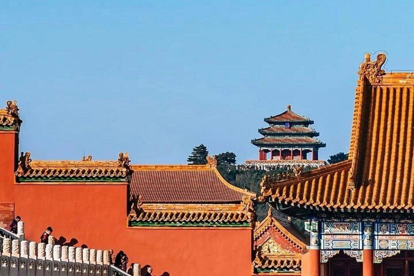 Arquitectura china tradicional con tejados ornamentados y una pagoda al fondo. 5