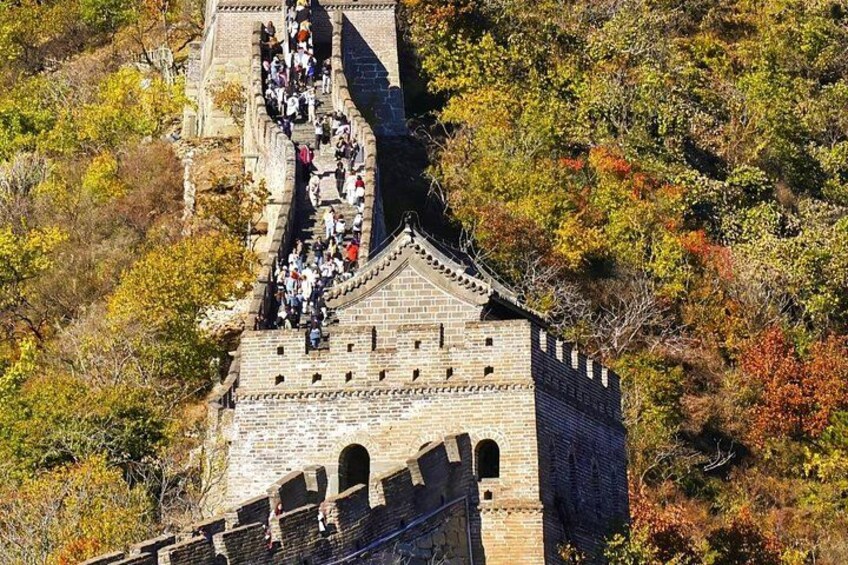 La Gran Muralla China con turistas caminando a lo largo de ella. 4