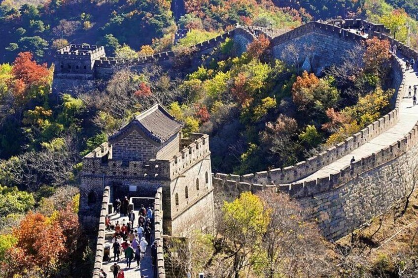 La Gran Muralla China con turistas, follaje otoñal y arquitectura tradicional china. 3