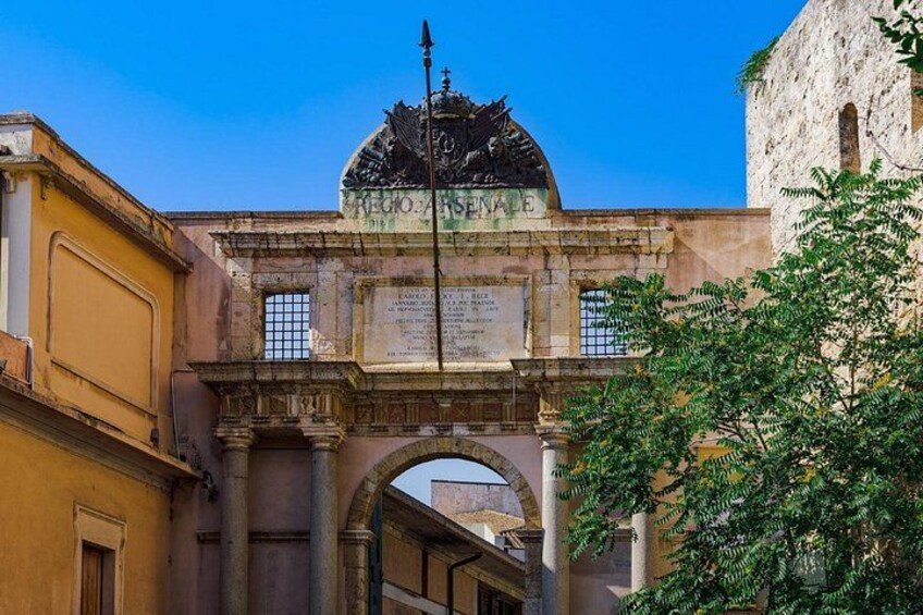 Un antiguo arco de piedra con inscripciones y una estructura de cúpula encima. 2