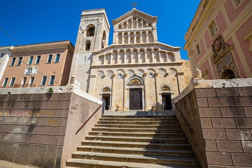 Una iglesia histórica con un campanario y una escalera que conduce a su entrada. 4
